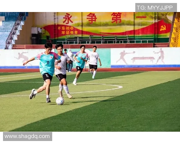 中国足球队迎战西班牙队激情对决展现青春力量与技战术魅力